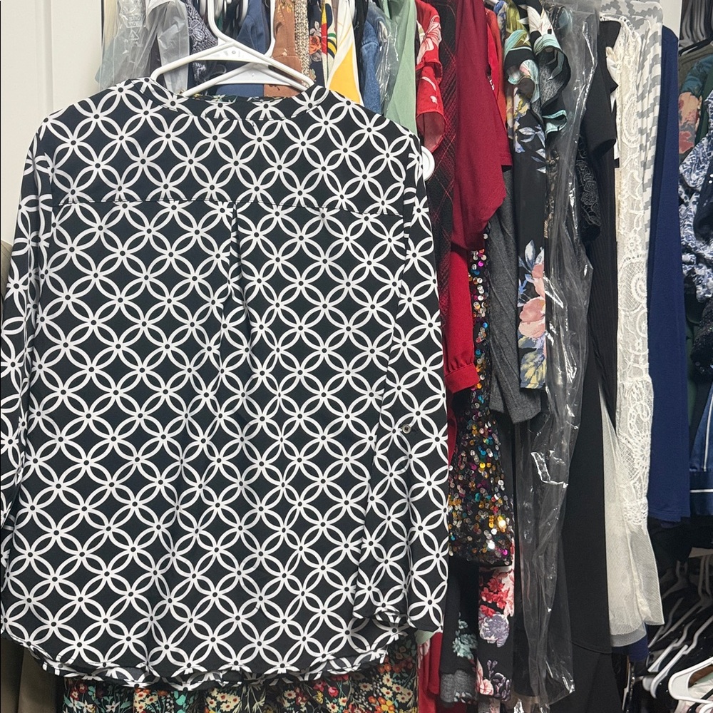 Notations Black & White Interlocking Circle Print Blouse - Picture 2 of 3